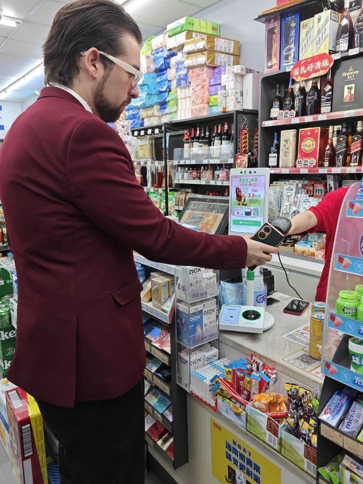 La journée d'un créateur de mode serbe avec le paiement mobile en Chine